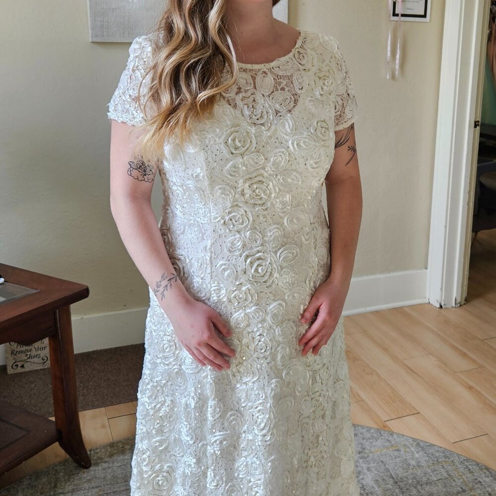 Size 14 white/gold rosette soutache lace short sleeve aline gown Alex Evenings - Picture 5 of 8